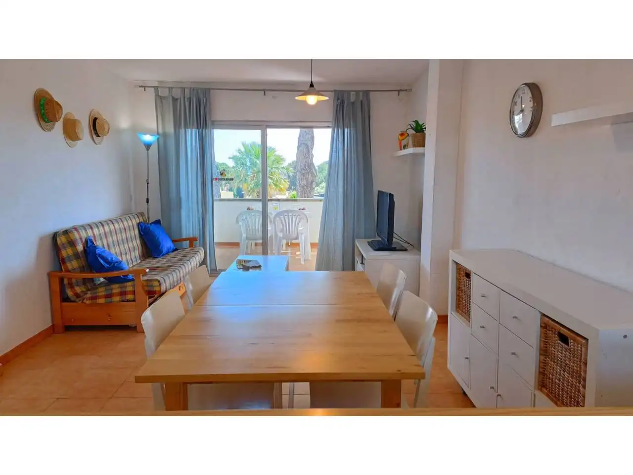 Comedor de Piso en venta en L'Escala con Terraza, Amueblado y Piscina comunitaria