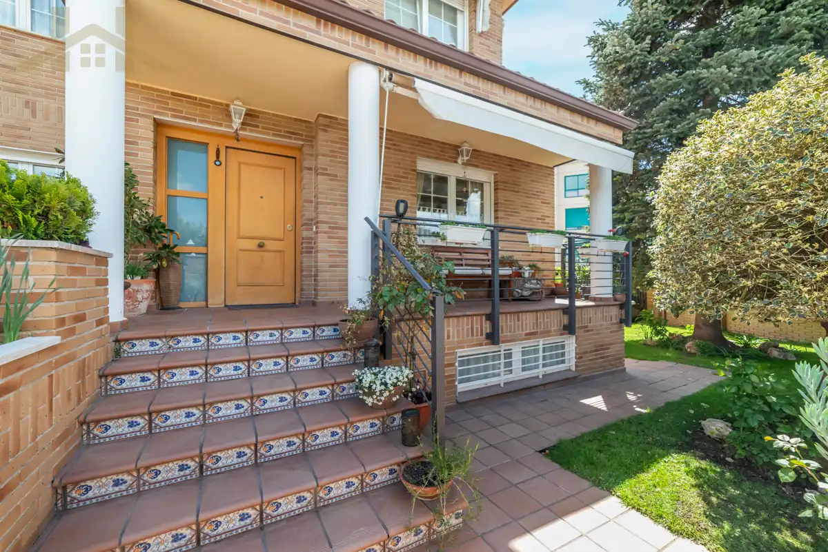 Exterior view of Detached homes for sale in Pinto  with Air Conditioner, Heating and Private garden