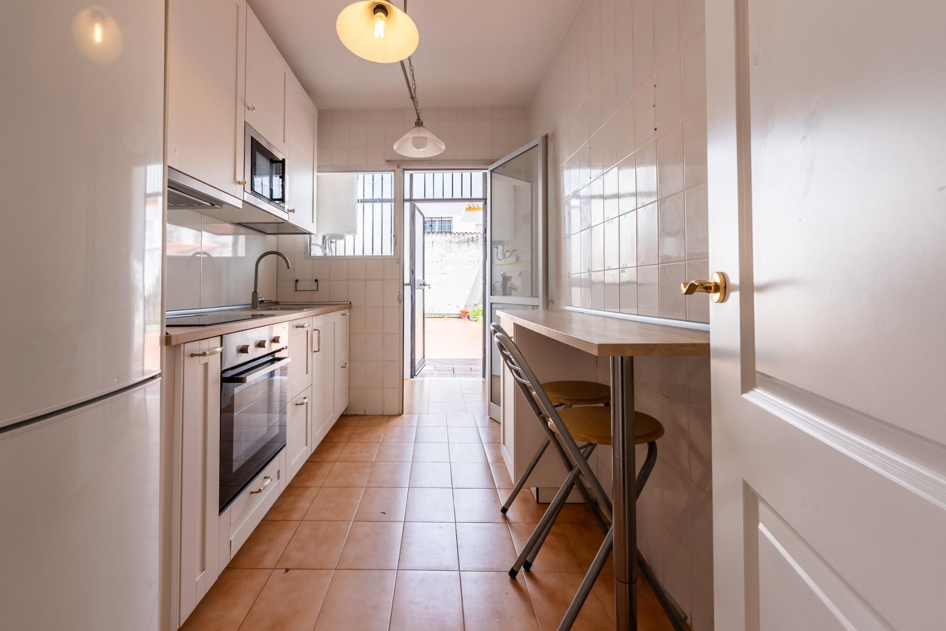 Cuina de Casa adosada en venda en Mairena del Aljarafe amb Calefacció, Alarma i Piscina comunitària