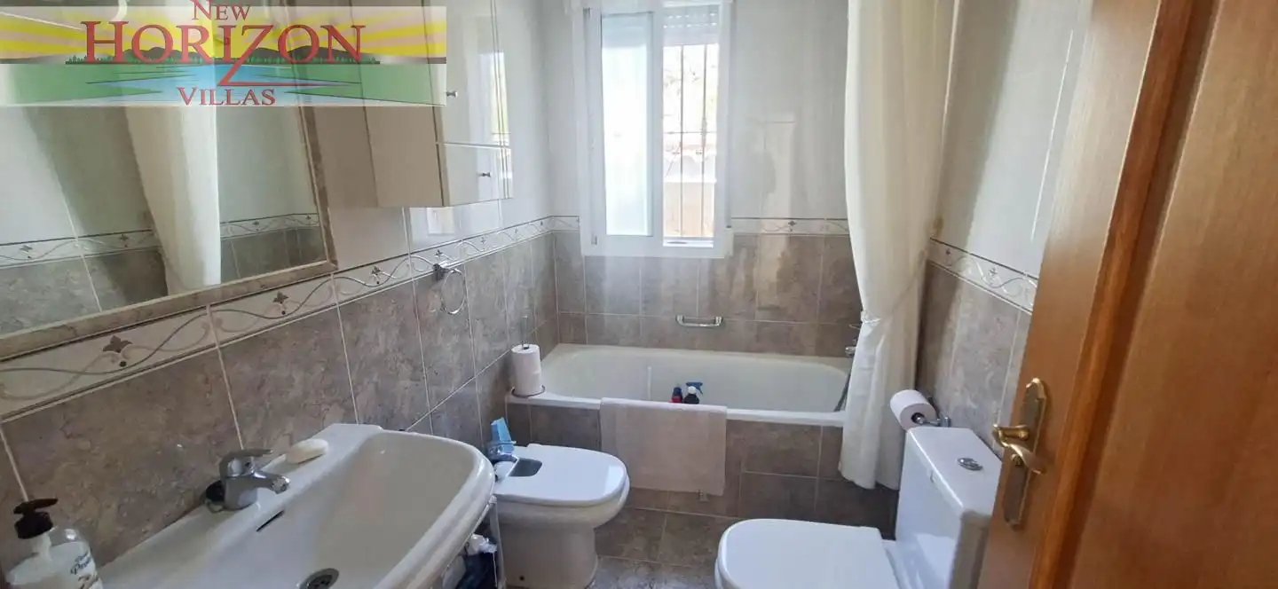 Bany de Casa o xalet en venda en Arboleas amb Jardí privat, Terrassa i Piscina