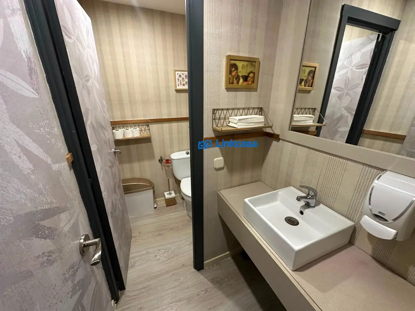 Badezimmer von Geschaftsraum zur Miete in Madrid mit Klimaanlage und Möbliert