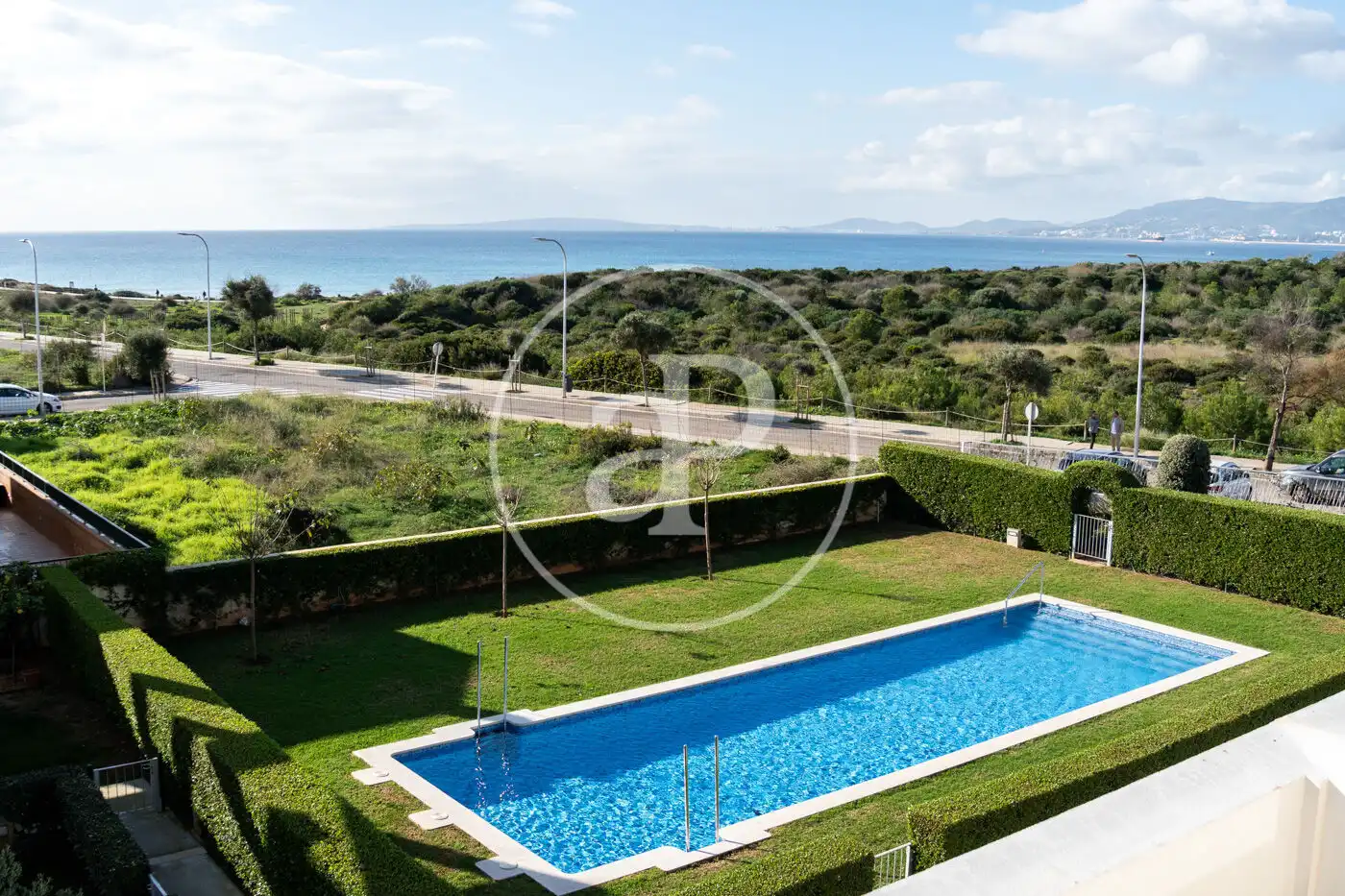 Schwimmbecken von Einfamilien-Reihenhaus zum Verkauf in  Palma de Mallorca mit Klimaanlage, Heizung und Privatgarten