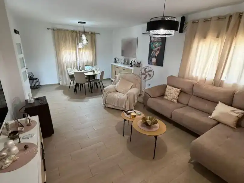 Sala d'estar de Casa o xalet en venda en La Línea de la Concepción amb Aire condicionat, Jardí privat i Piscina