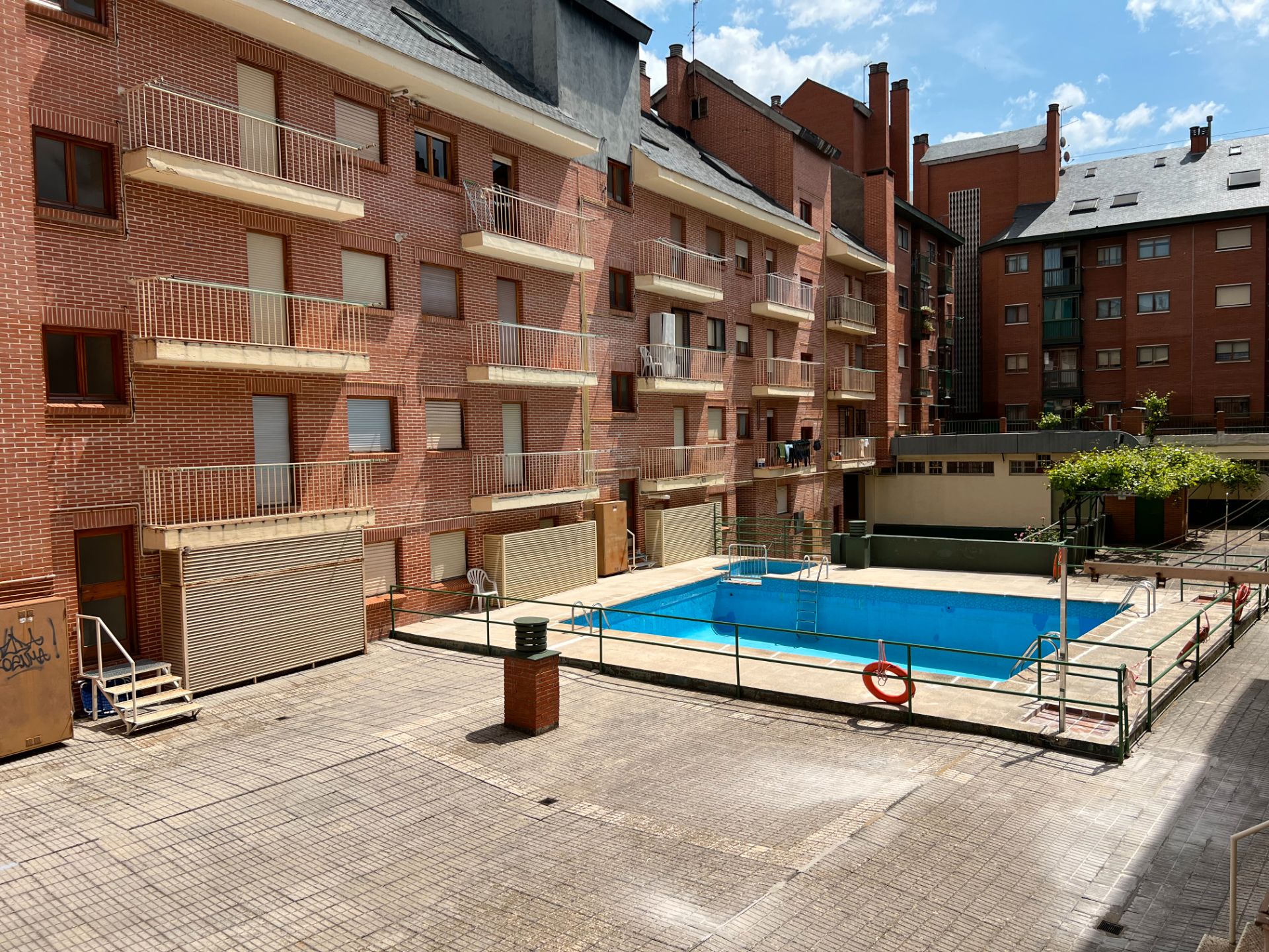 Piscina de Piso en venta en Jaca con Calefacción, Trastero y Piscina