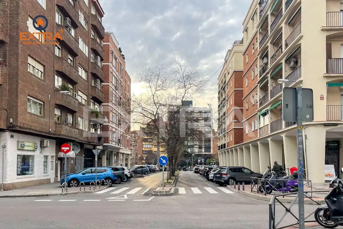 Vista exterior de Local de lloguer en Madrid amb Aire condicionat i Moblat