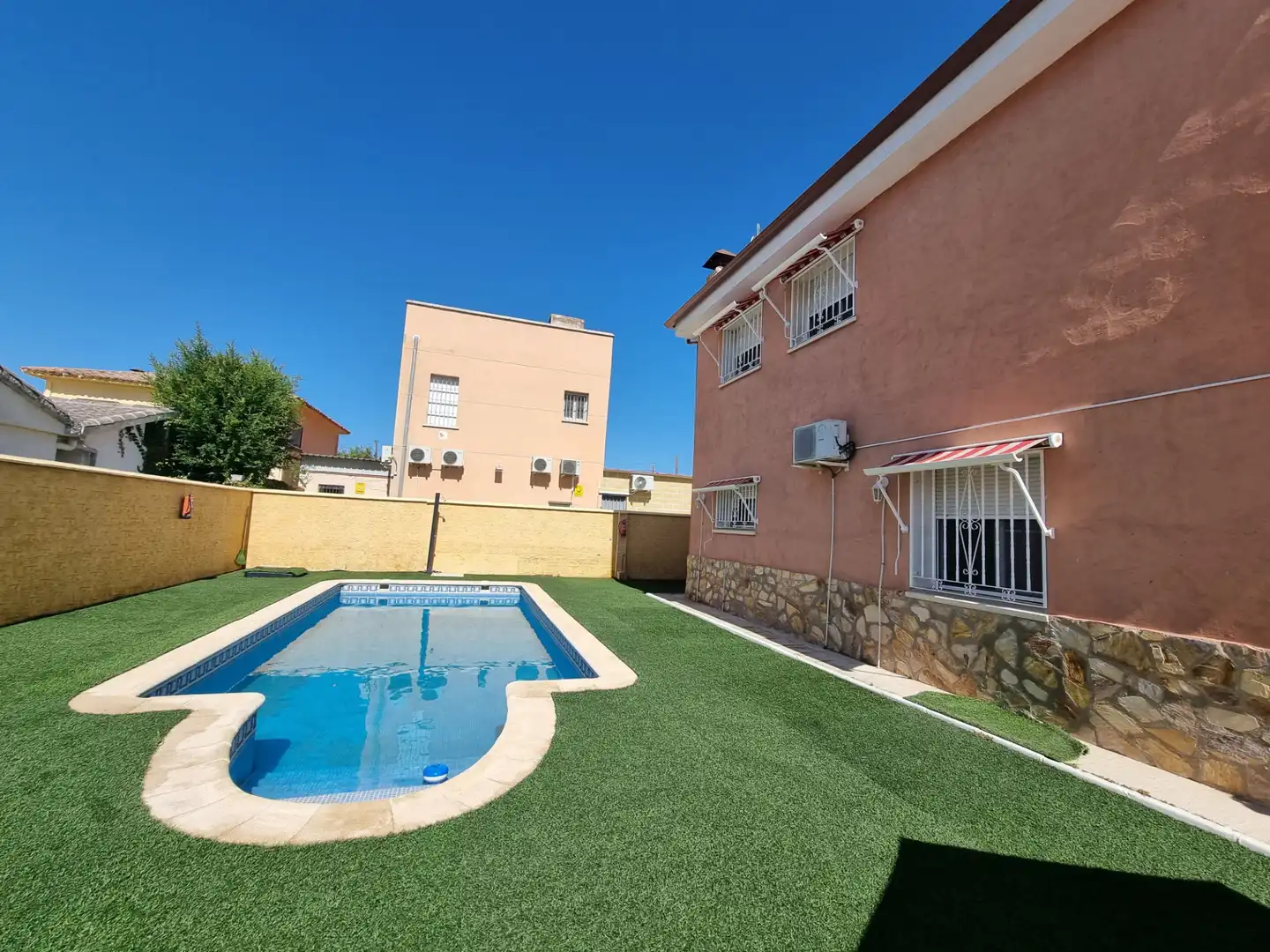 Piscina de Casa o xalet en venda en Escalona amb Aire condicionat, Jardí privat i Traster