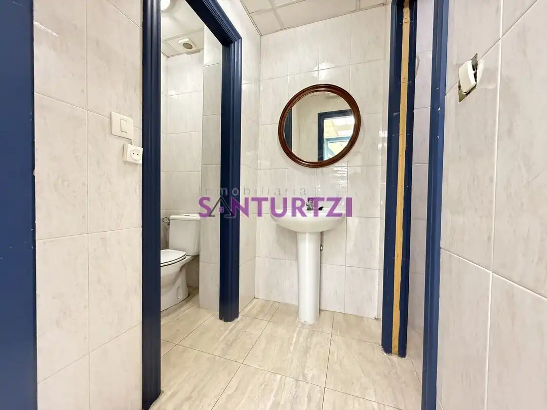Bathroom of Commercial properties for rent in Santurtzi 