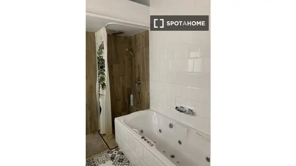 Bathroom of Flat for rent in Valencia  with Air Conditioner, Heating and Furnished