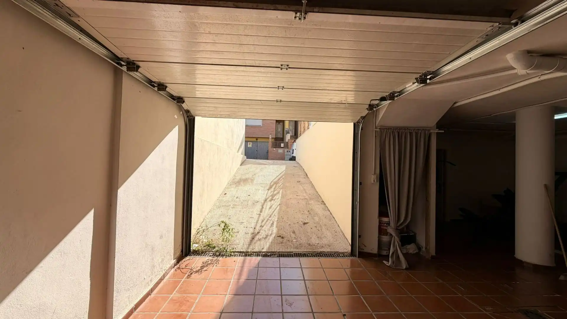 Parkplatz von Einfamilien-Reihenhaus zum Verkauf in Villanueva de Castellón mit Klimaanlage und Abstellraum