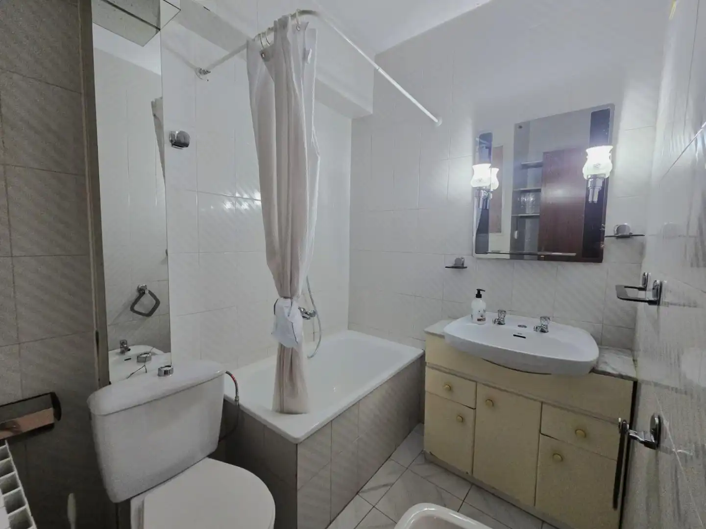 Baño de Piso de alquiler en Plasencia con Calefacción, Amueblado y Balcón