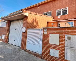 Exterior view of Single-family semi-detached for sale in Daganzo de Arriba  with Air Conditioner, Heating and Private garden