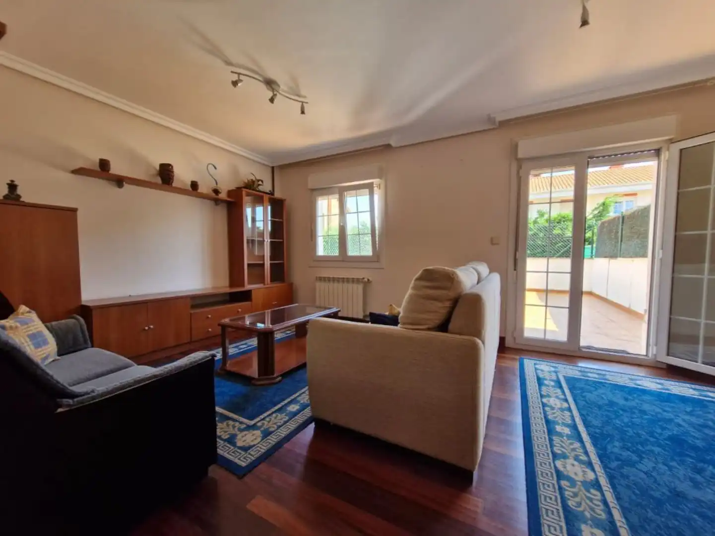 Wohnzimmer von Einfamilien-Reihenhaus zur Miete in Polanco mit Heizung, Privatgarten und Terrasse
