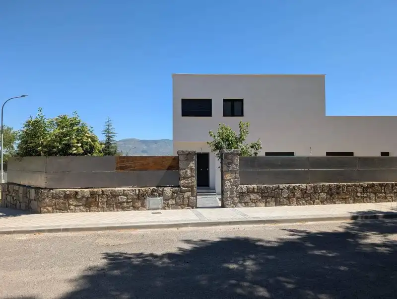 Vista exterior de Casa adosada en venta en El Espinar con Calefacción y Terraza