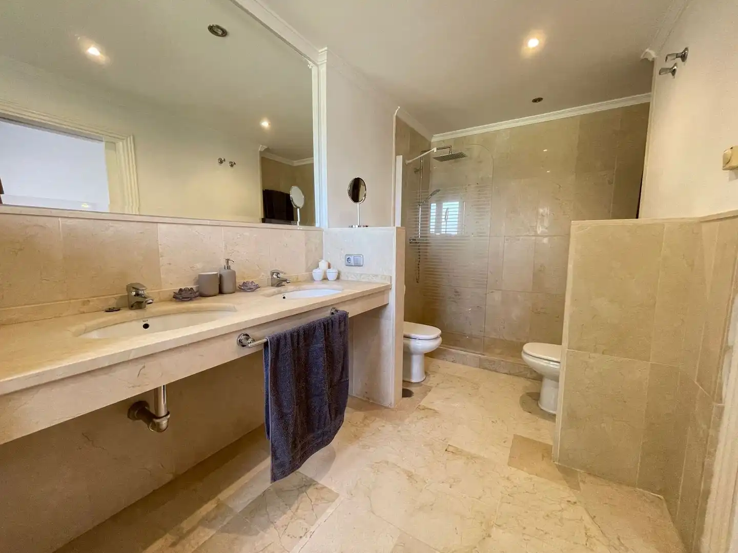 Baño de Apartamento en venta en Benahavís con Terraza, Amueblado y Piscina comunitaria