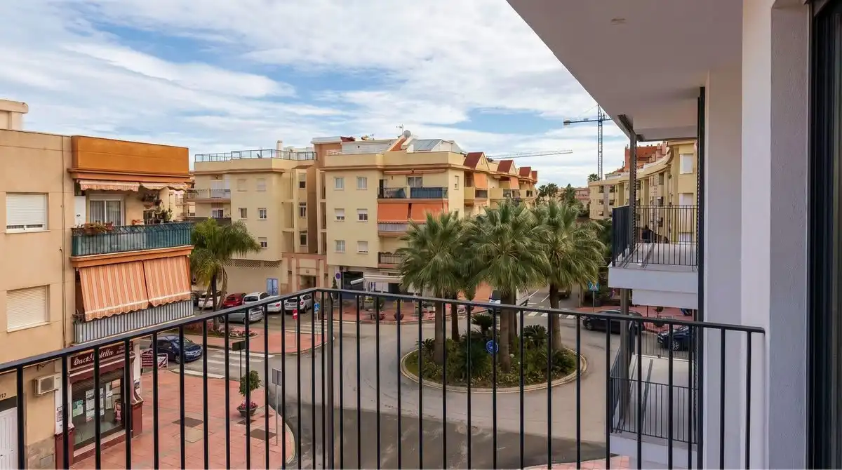 Vista exterior de Apartament en venda en Estepona amb Aire condicionat, Terrassa i Piscina