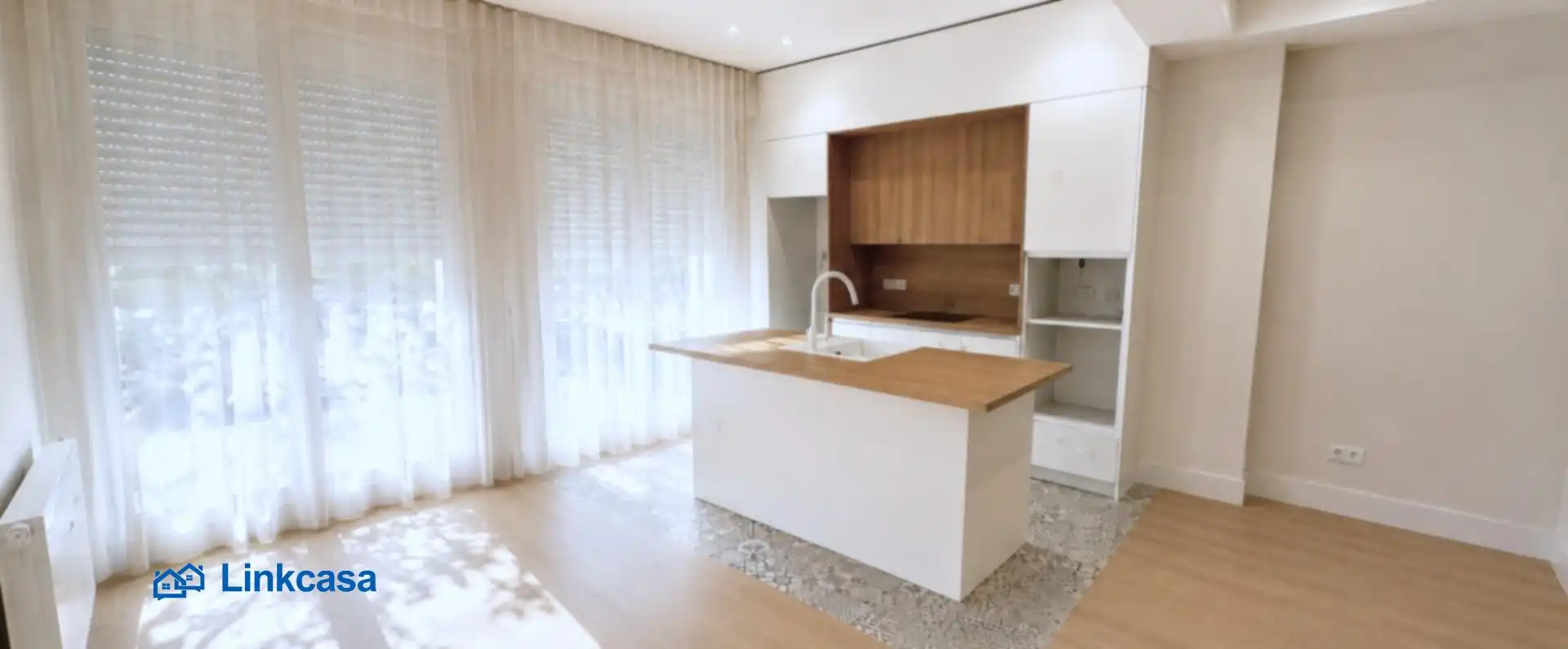 Cuina de Local en venda en Madrid amb Aire condicionat i Moblat
