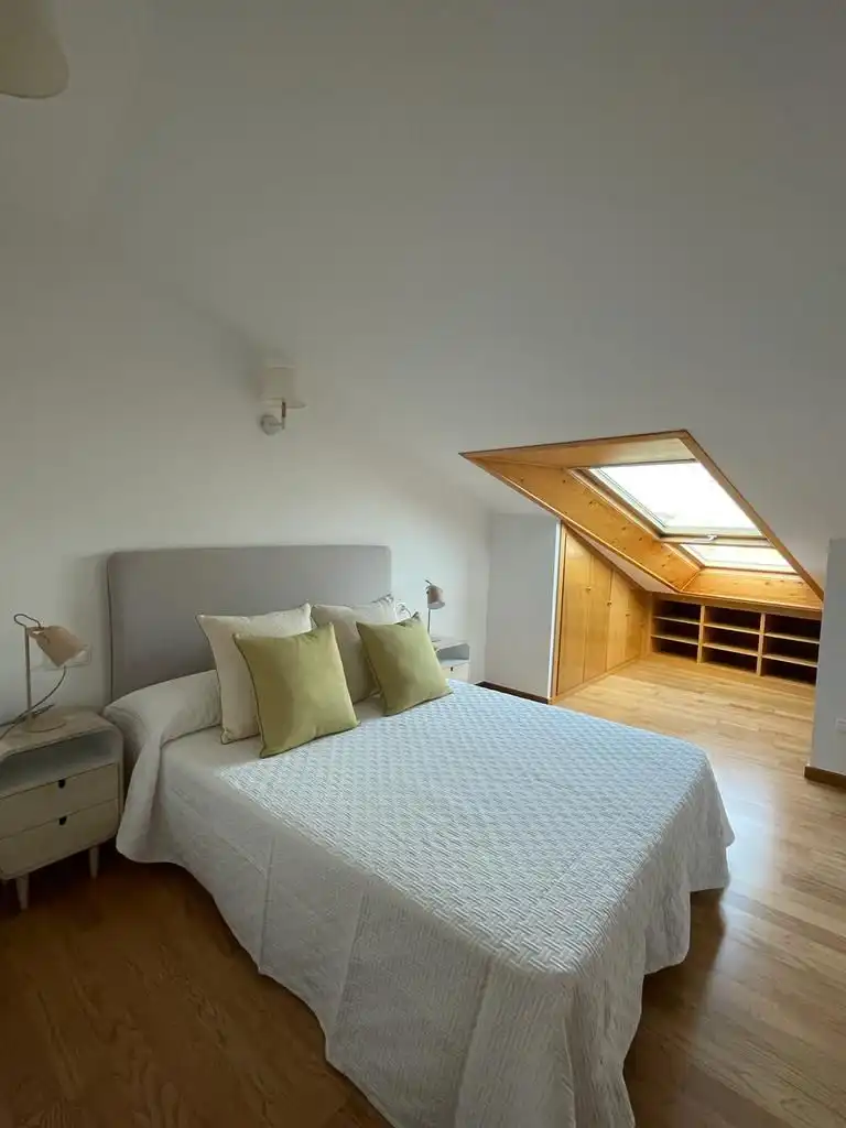 Dormitori de Pis de lloguer en Cambados amb Parquet, Moblat i Forn