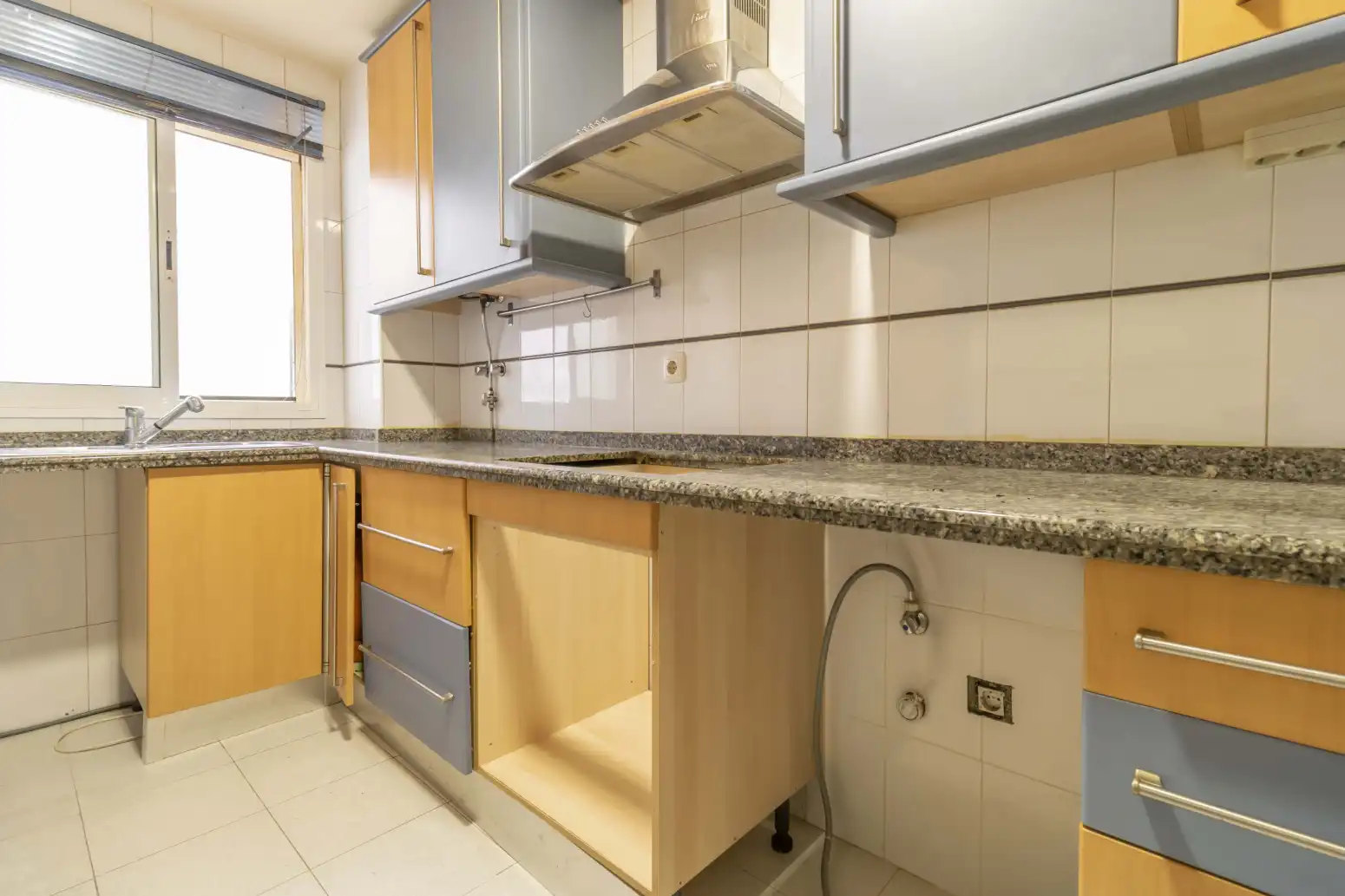 Kitchen of Flat for sale in Sevilla  with Air Conditioner and Storage room