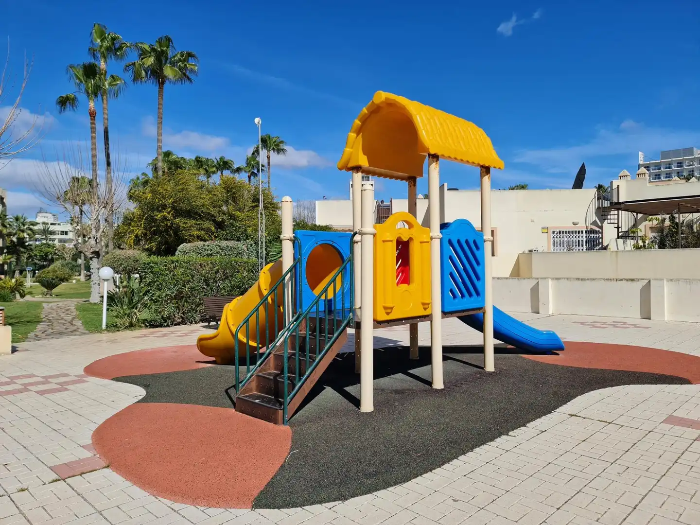 Vista exterior de Piso en venta en Torremolinos con Aire acondicionado, Calefacción y Jardín privado