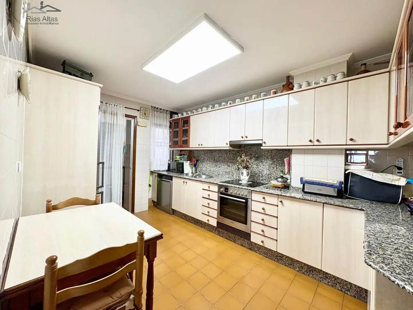 Cocina de Piso en venta en A Coruña Capital  con Calefacción, Jardín privado y Trastero
