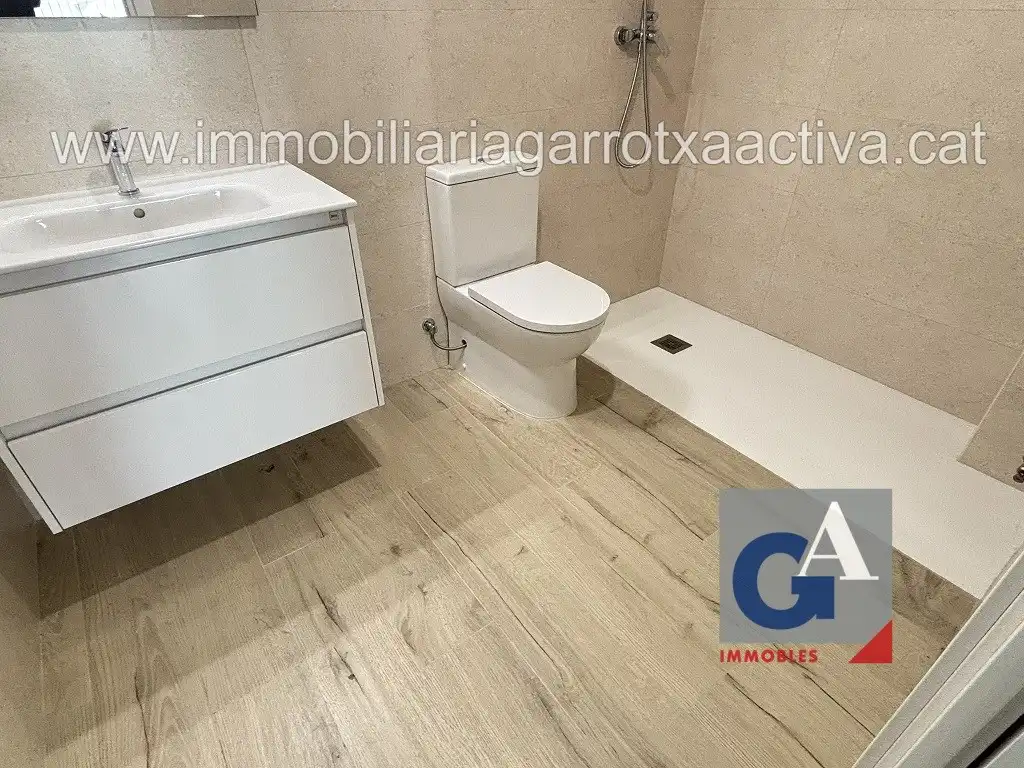 Habitación de Piso en venta en Olot con Calefacción, Terraza y Balcón