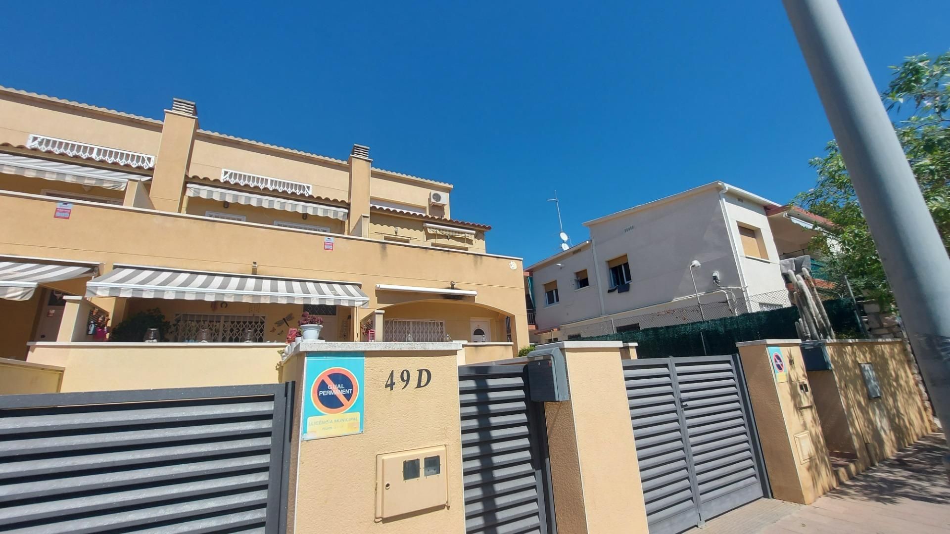 Vista exterior de Casa adosada en venda en Calafell amb Aire condicionat, Calefacció i Jardí privat
