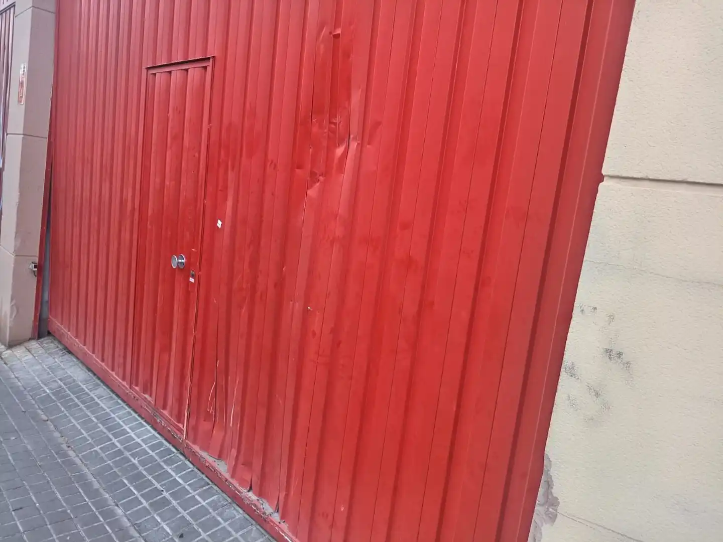 Parkplatz von Fabrikhallen zur Miete in Sabadell