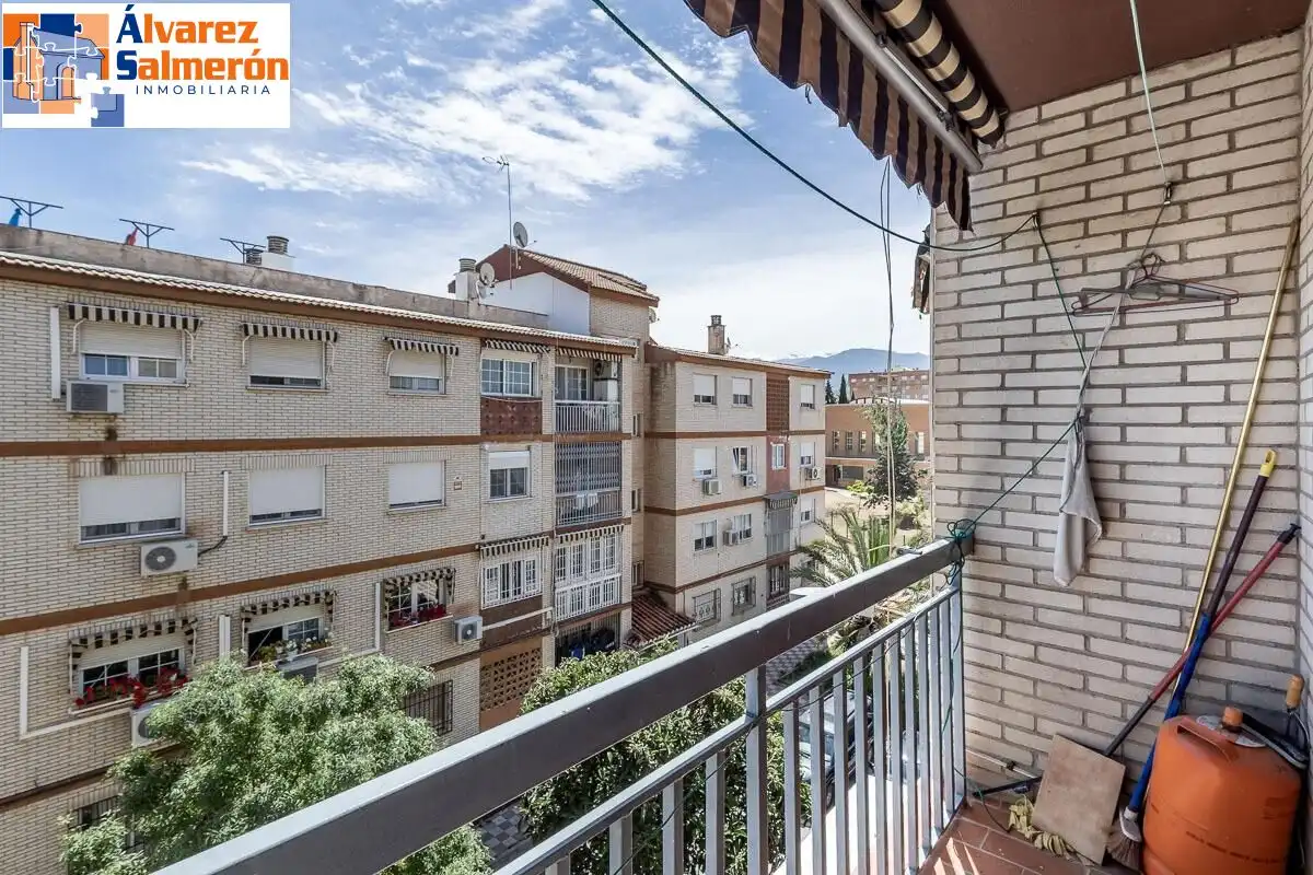 Vista exterior de Pis en venda en Granada amb Aire condicionat i Calefacció