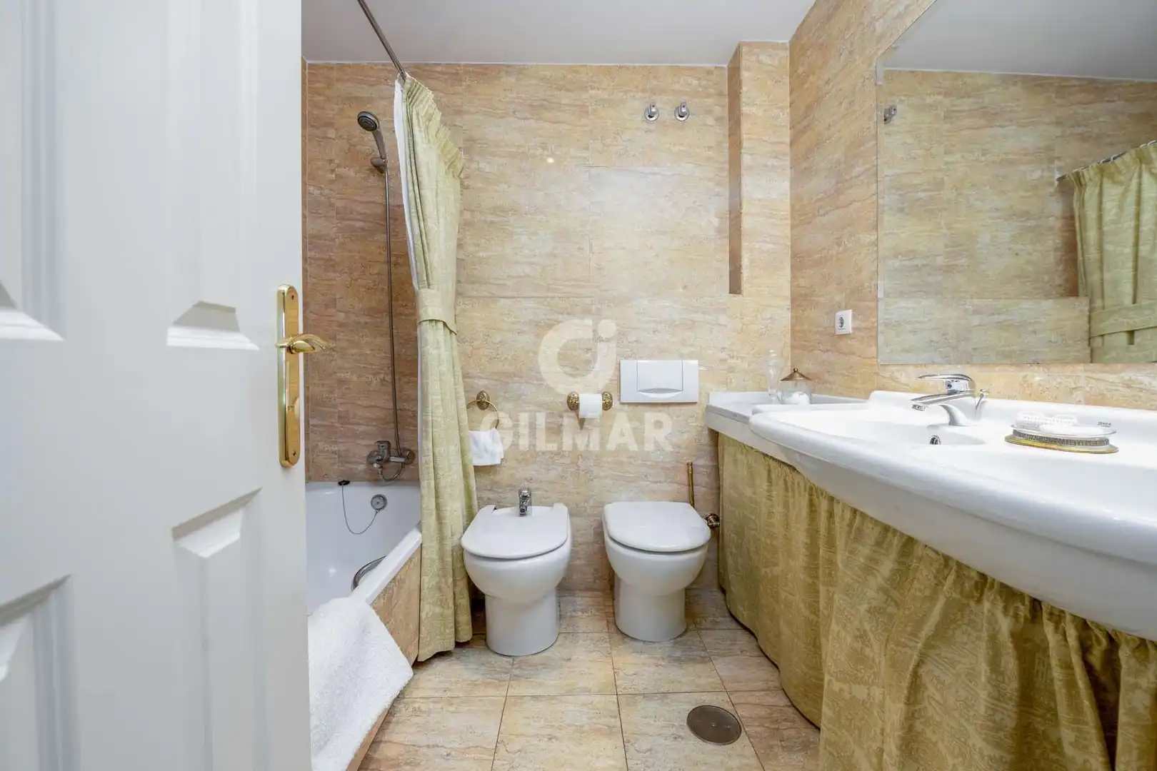 Bathroom of Flat for sale in Sevilla  with Heating, Private garden and Storage room