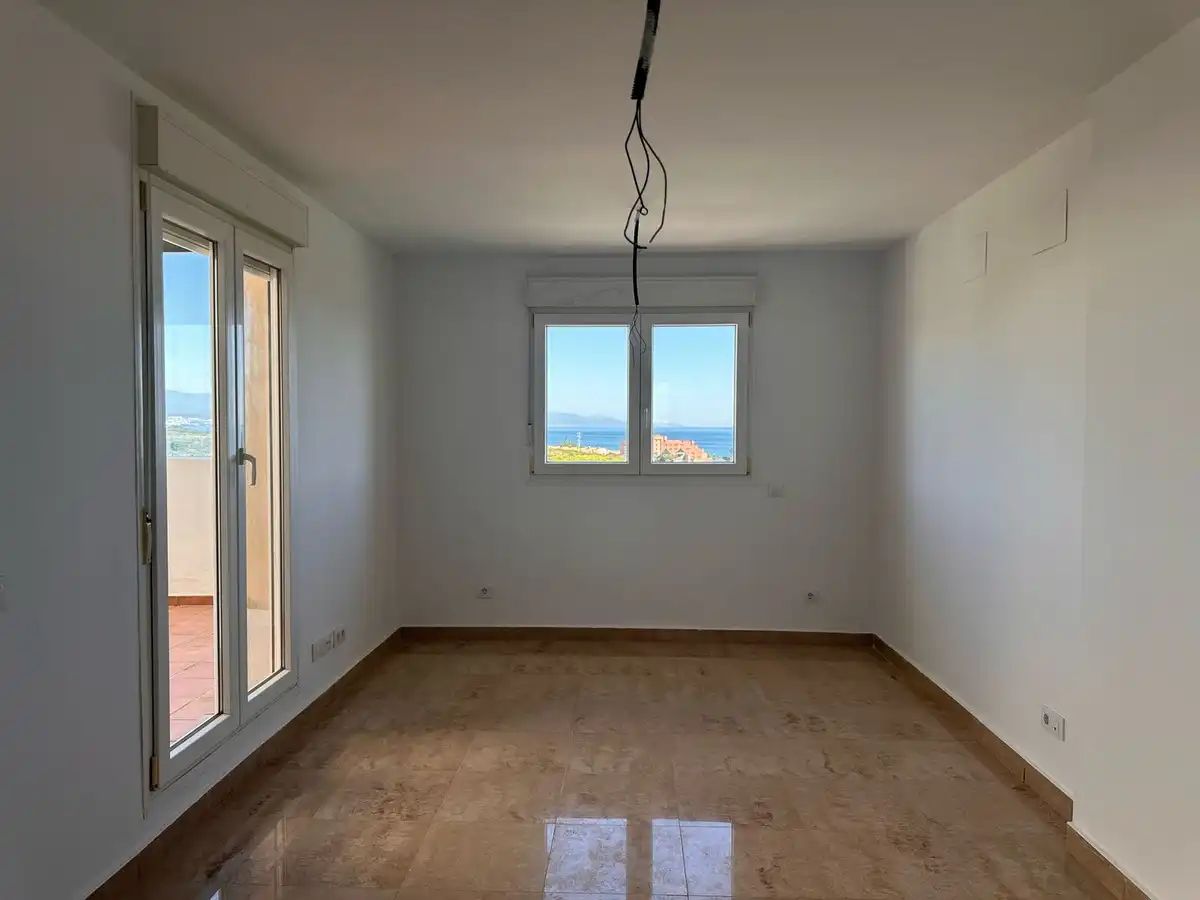 Menjador de Apartament en venda en Manilva amb Terrassa i Piscina comunitària