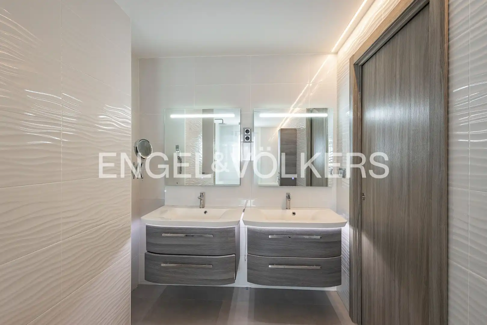 Bathroom of Houses for sale in Castelldefels  with Air Conditioner, Heating and Swimming Pool