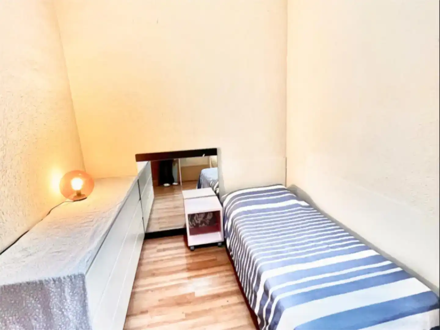 Habitación de Casa o chalet en venta en  Barcelona Capital con Balcón