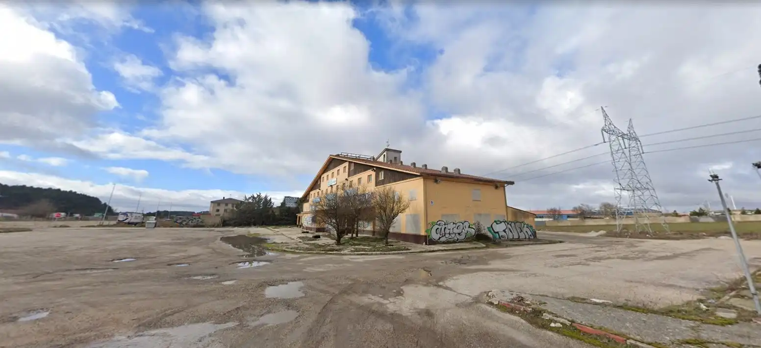 Edificio en venta en Calle el Charquillo, Monasterio de Rodilla