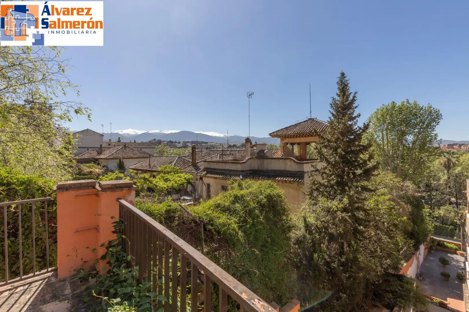 Vista exterior de Pis en venda en Granada amb Terrassa, Traster i Piscina comunitària