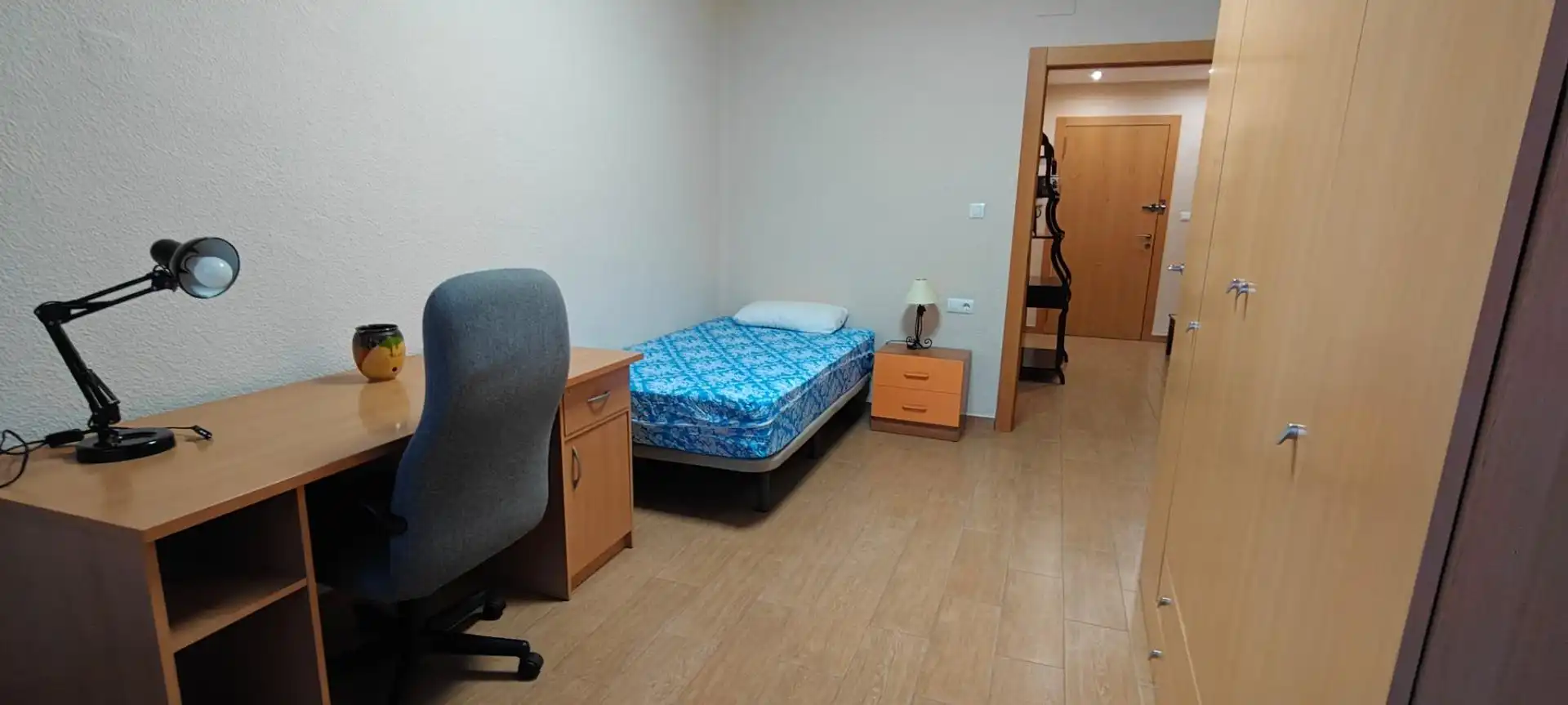 Habitación de Piso para compartir en Granada con Amueblado y Balcón