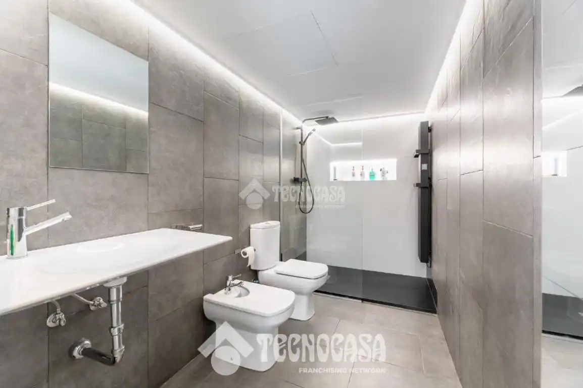 Bathroom of Flat for sale in Las Rozas de Madrid  with Storage room and Community pool