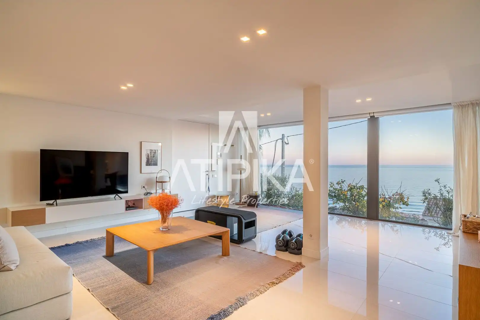 Sala d'estar de Casa o xalet en venda en Sitges amb Aire condicionat, Terrassa i Traster