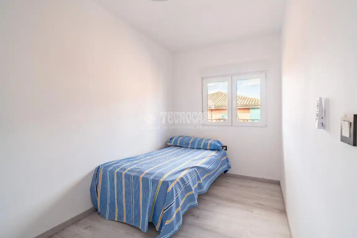 Bedroom of Flat for sale in Granada  with Air Conditioner, Heating and Terrace