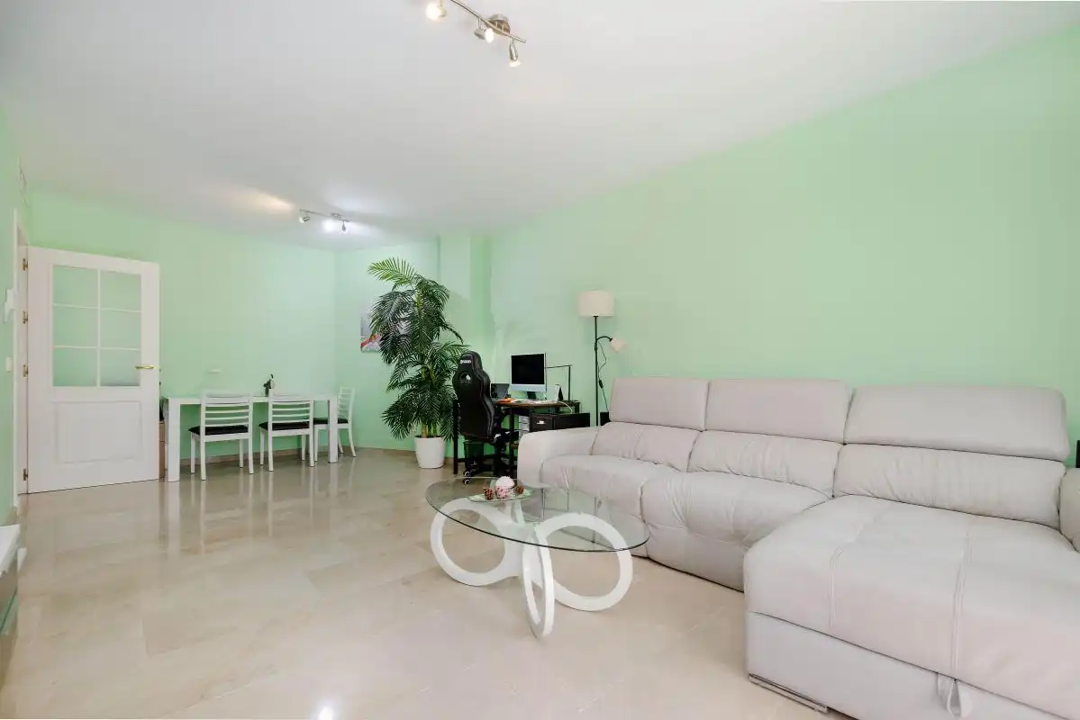 Sala de estar de Piso en venta en Marbella con Aire acondicionado, Calefacción y Jardín privado