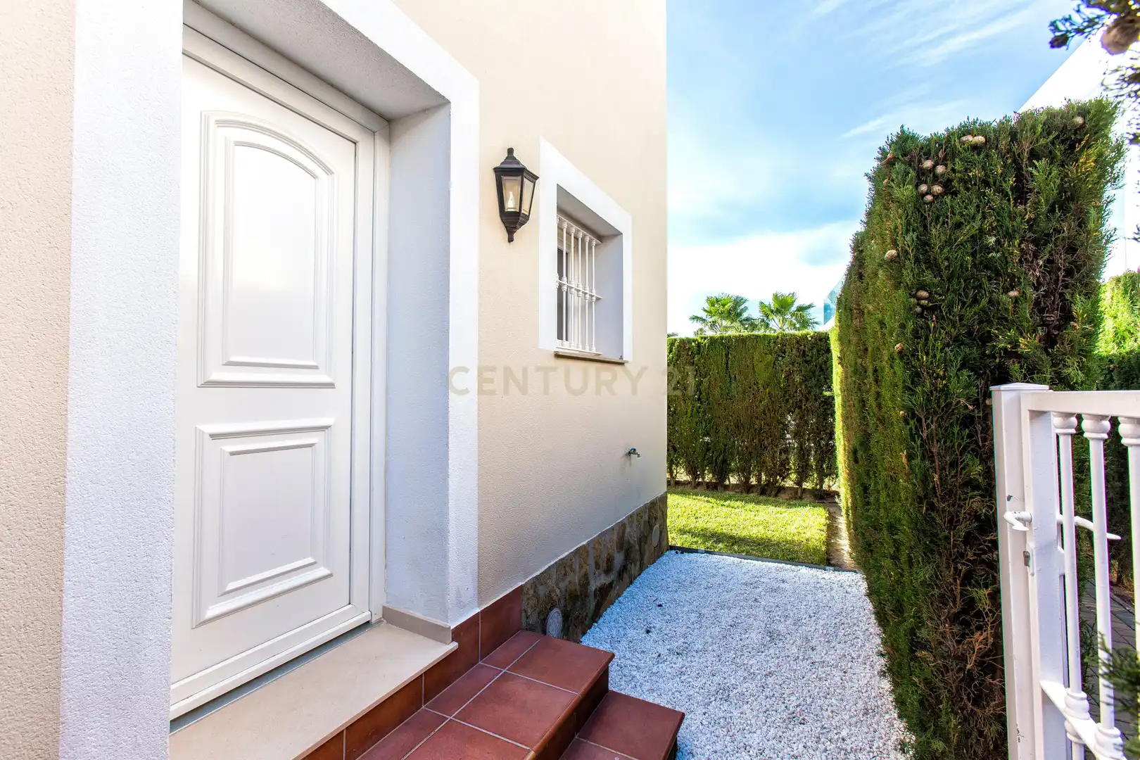 Garten von Einfamilien-Reihenhaus zum Verkauf in Oliva mit Klimaanlage, Privatgarten und Ofen