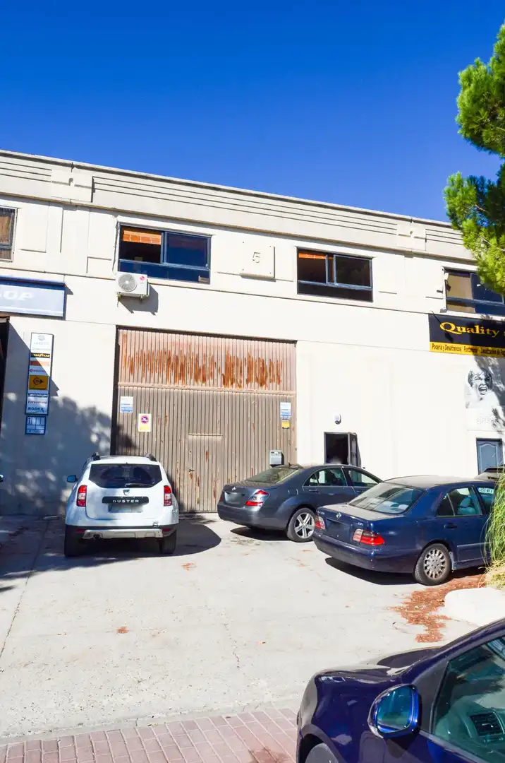 Vista exterior de Nave industrial en venta en Villanueva de la Cañada