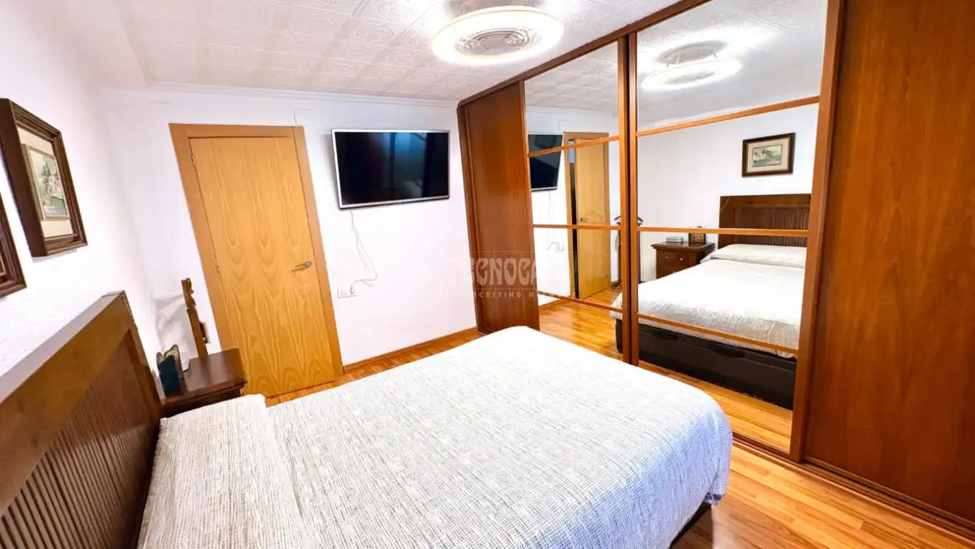 Bedroom of Flat for sale in Valencia  with Air Conditioner and Balcony