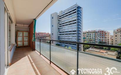 Exterior view of Flat for sale in  Barcelona Capital  with Balcony