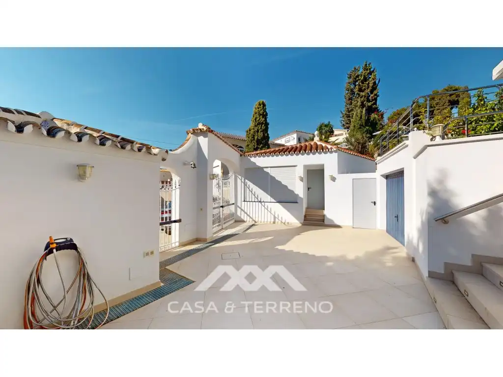 Vista exterior de Casa o xalet en venda en Vélez-Málaga amb Aire condicionat, Jardí privat i Terrassa
