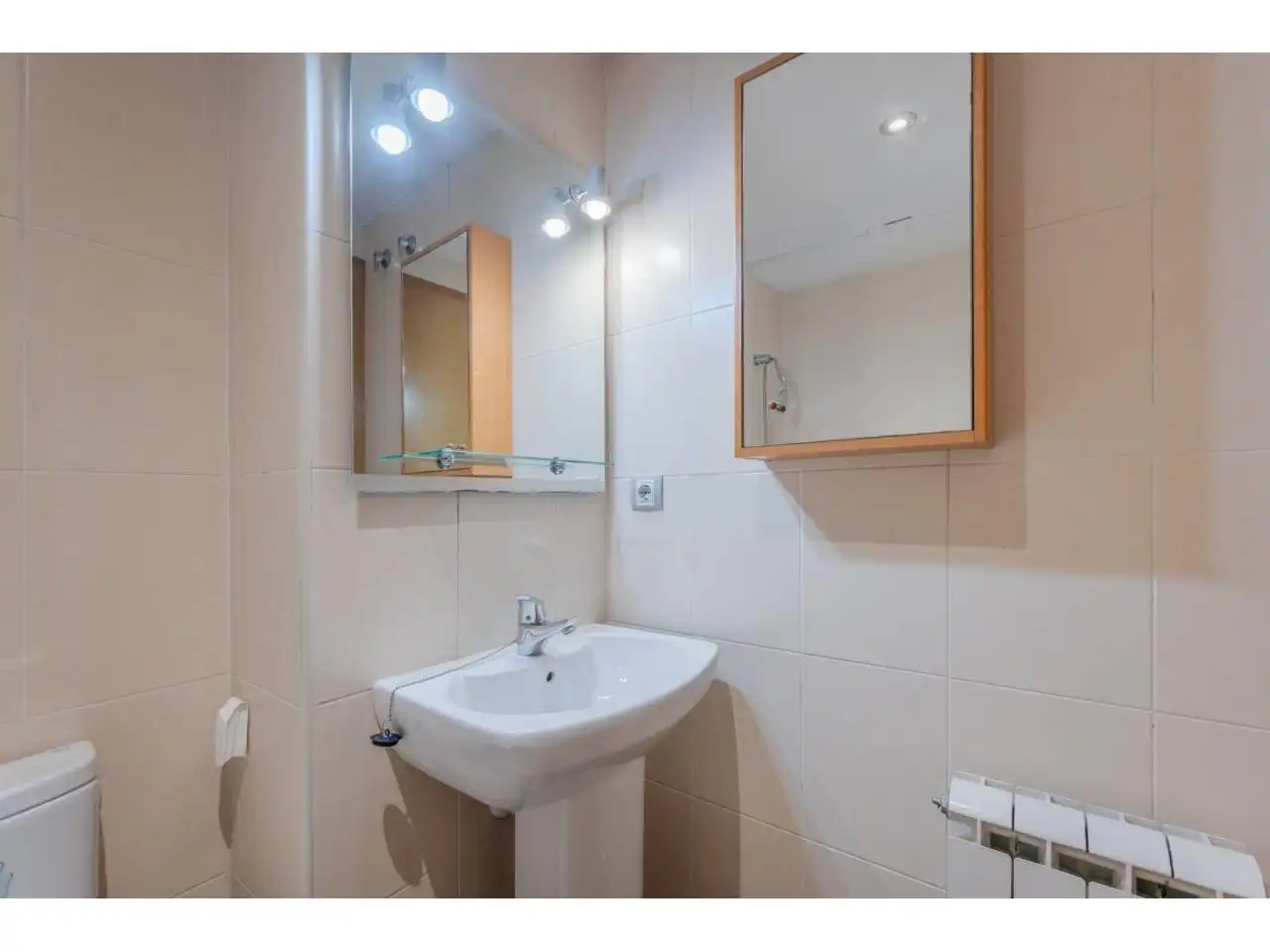 Badezimmer von Wohnung zum Verkauf in Girona mit Heizung und Balkon