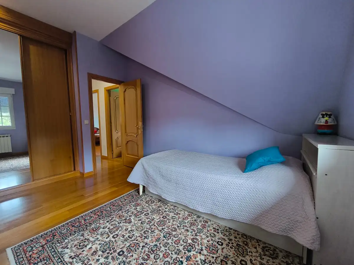 Habitación de Casa o chalet en venta en Vilagarcía de Arousa con Calefacción, Jardín privado y Parquet