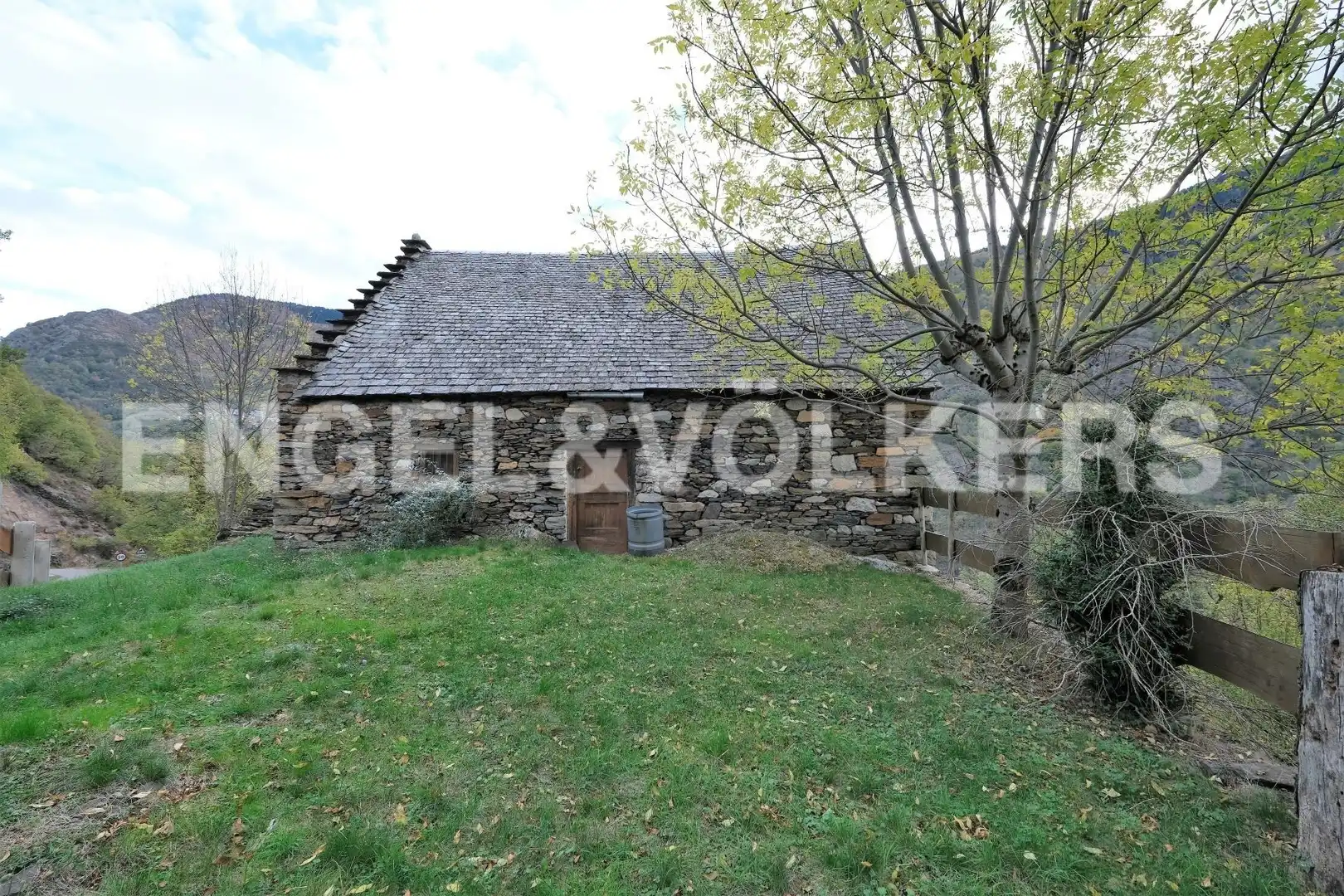 Casa con jardín en venta en Bausen, imagen 2