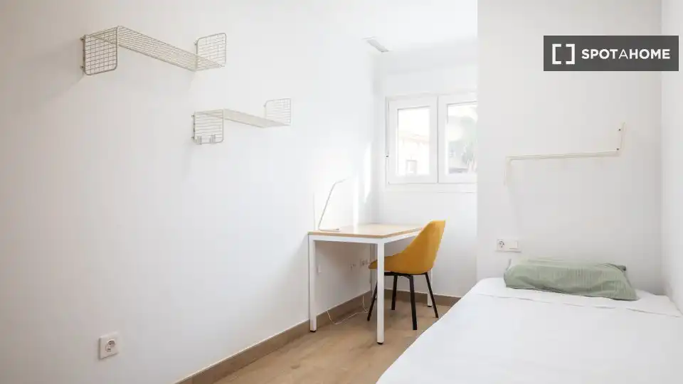 Bedroom of Flat for share in Burjassot  with Air Conditioner, Heating and Furnished