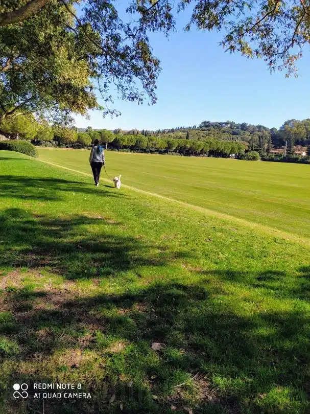 Außenansicht von Wohnung zum Verkauf in Sotogrande mit Klimaanlage, Heizung und Privatgarten