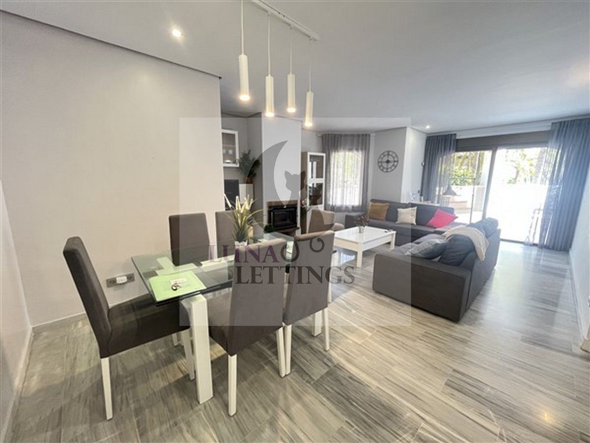 Sala d'estar de Pis en venda en Marbella amb Aire condicionat, Terrassa i Traster